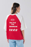 Camiseta oversize roja con manga ranglan y arte college