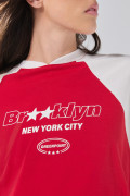 Camiseta oversize roja con manga ranglan y arte college