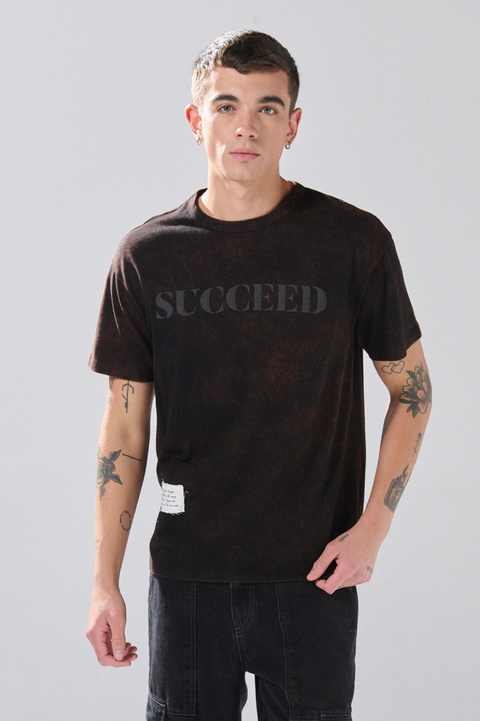 Camiseta negra con manga corta y texto de Verano Urbano
