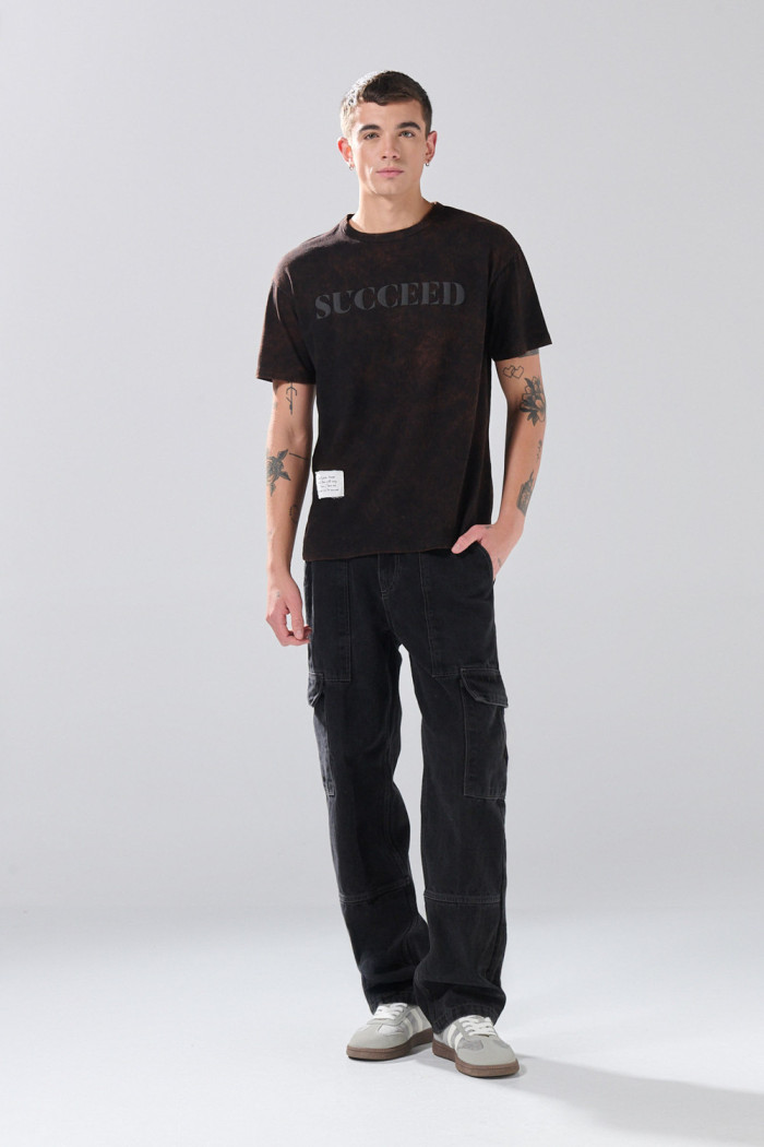 Camiseta negra con manga corta y texto de Verano Urbano
