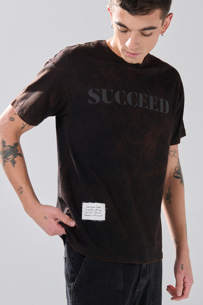 Camiseta negra con manga corta y texto de Verano Urbano
