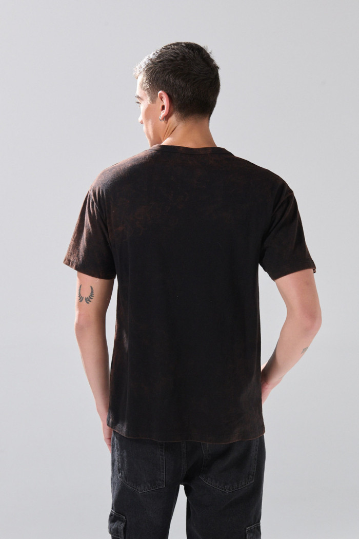 Camiseta negra con manga corta y texto de Verano Urbano
