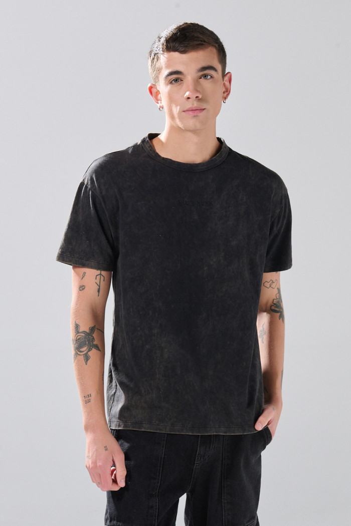 Camiseta negra con textos de Verano Urbano y cuello redondo
