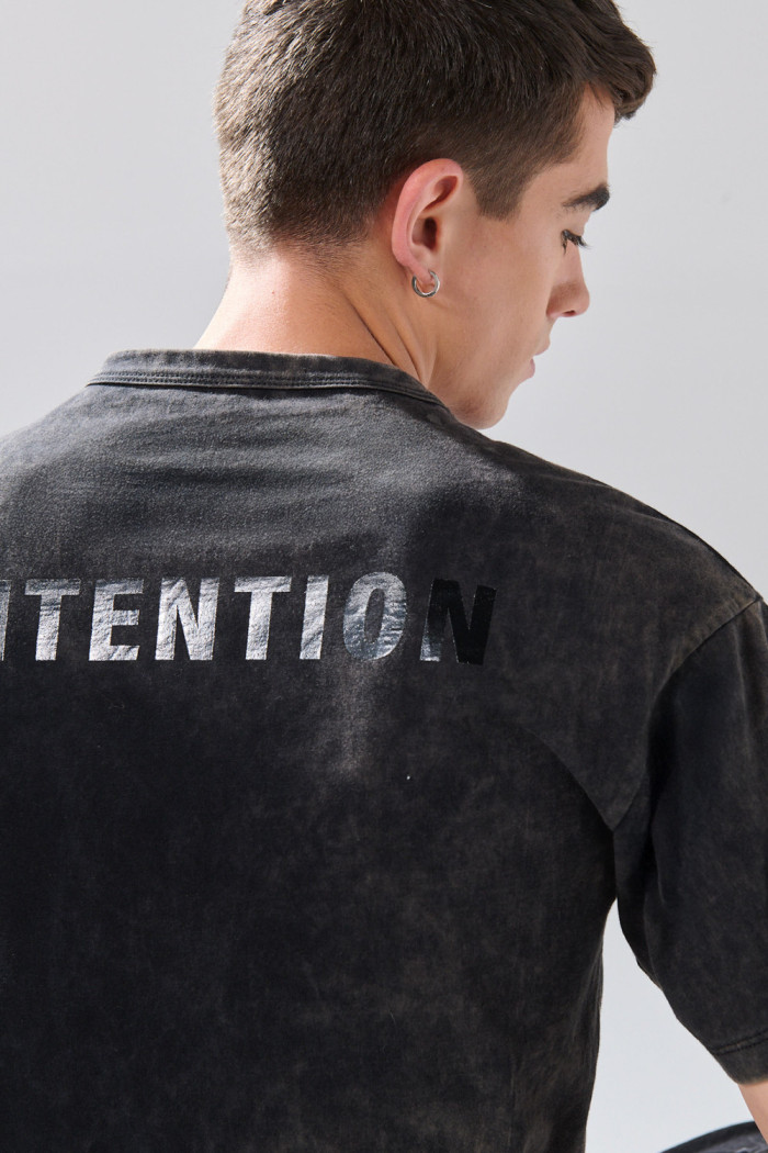 Camiseta negra con textos de Verano Urbano y cuello redondo
