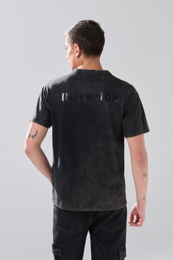 Camiseta negra con textos de Verano Urbano y cuello redondo
