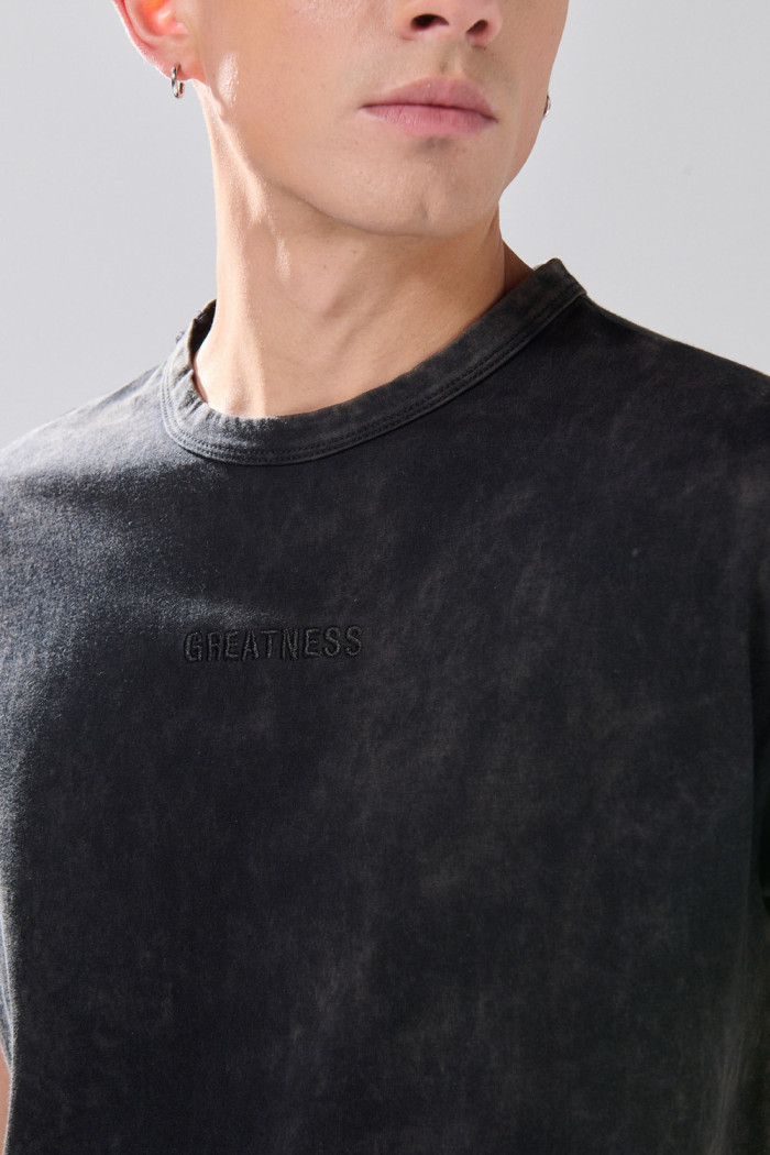 Camiseta negra con textos de Verano Urbano y cuello redondo
