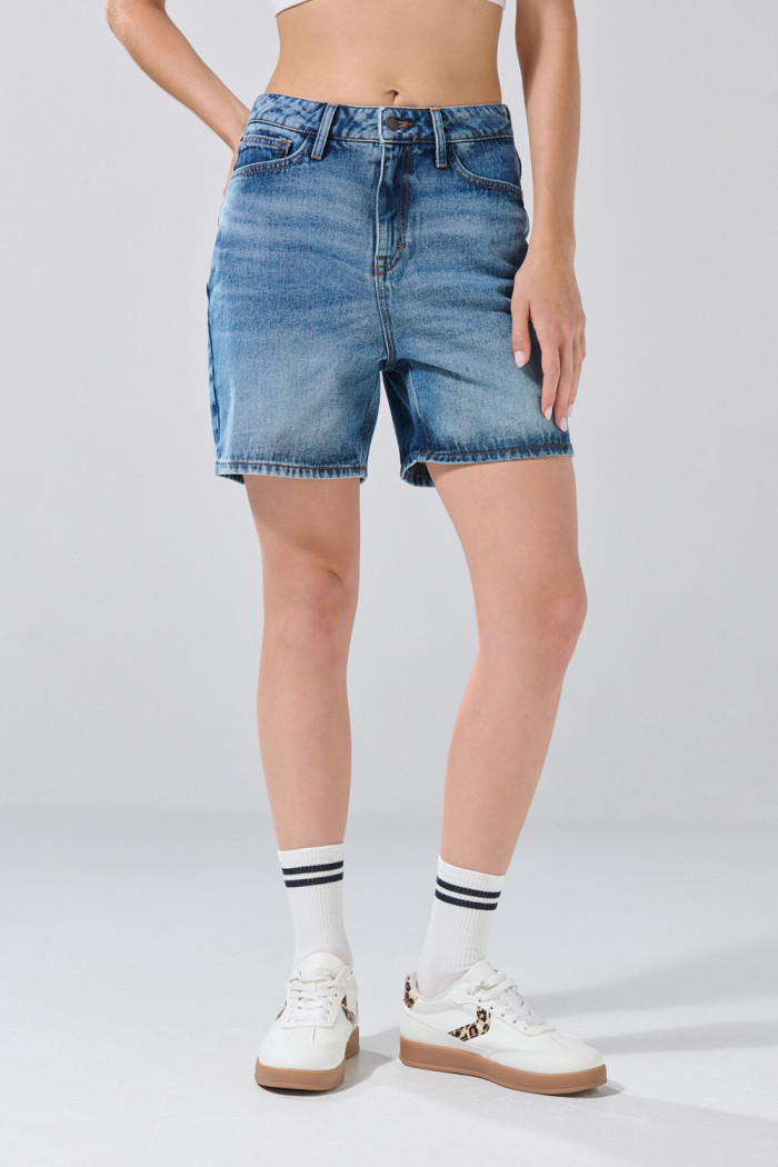 Short tiro súper alto azul medio de jean con botón
