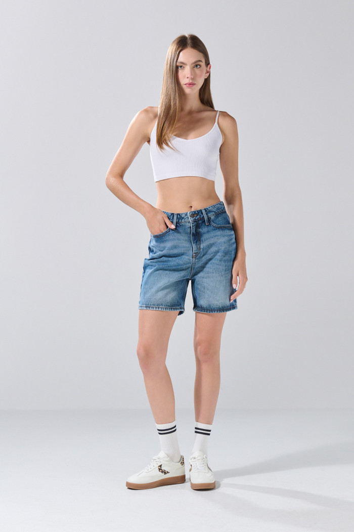 Short tiro súper alto azul medio de jean con botón
