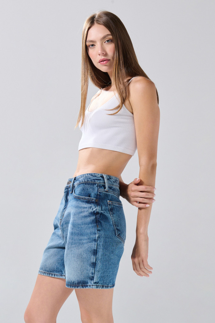 Short tiro súper alto azul medio de jean con botón
