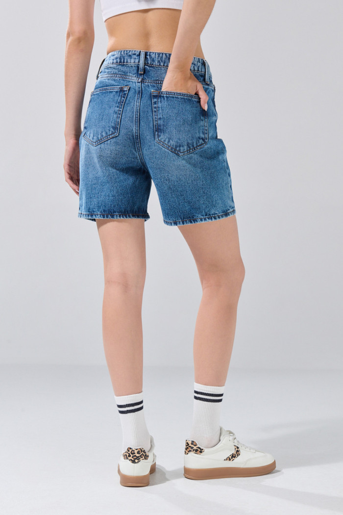Short tiro súper alto azul medio de jean con botón
