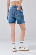 Short tiro súper alto azul medio de jean con botón
