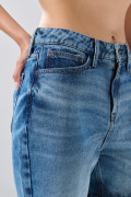 Short tiro súper alto azul medio de jean con botón
