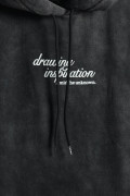 Buzo negro tie dye con capota y texto de Verano Urbano
