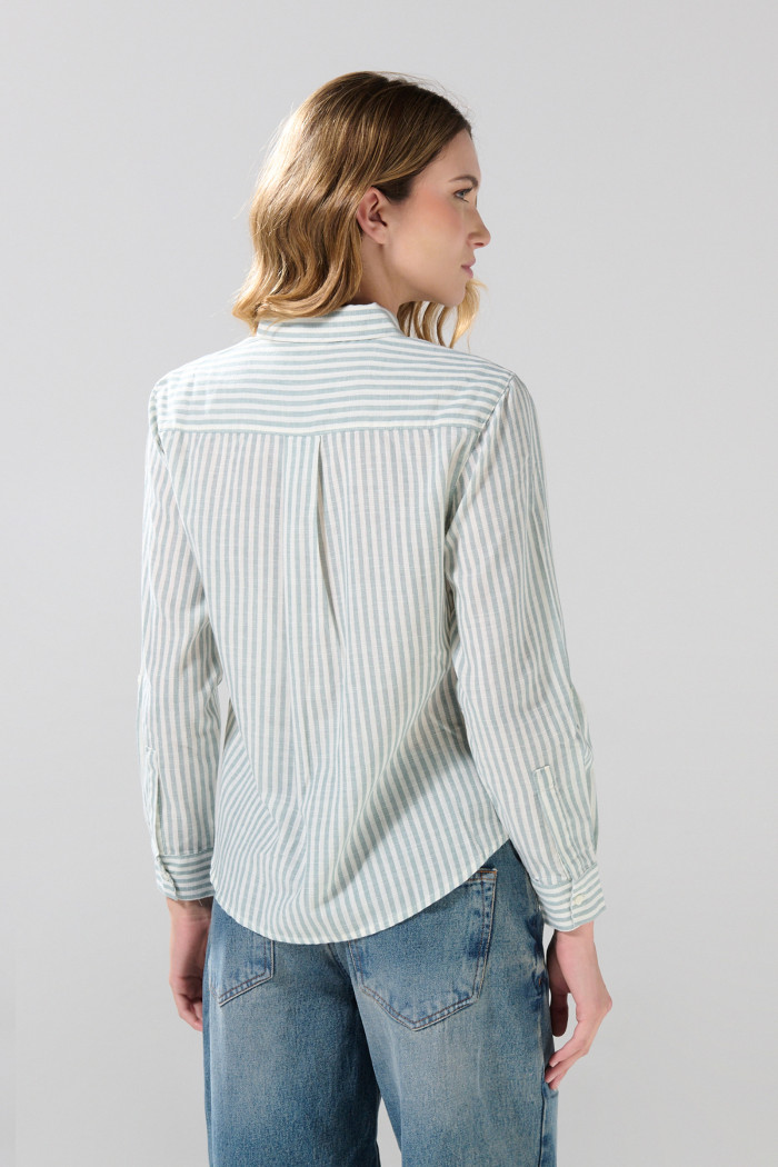 Blusa manga larga crema a rayas con escote en V