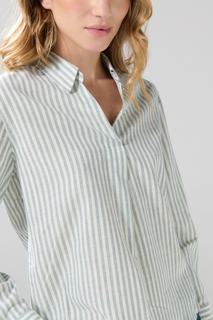 Blusa manga larga crema a rayas con escote en V