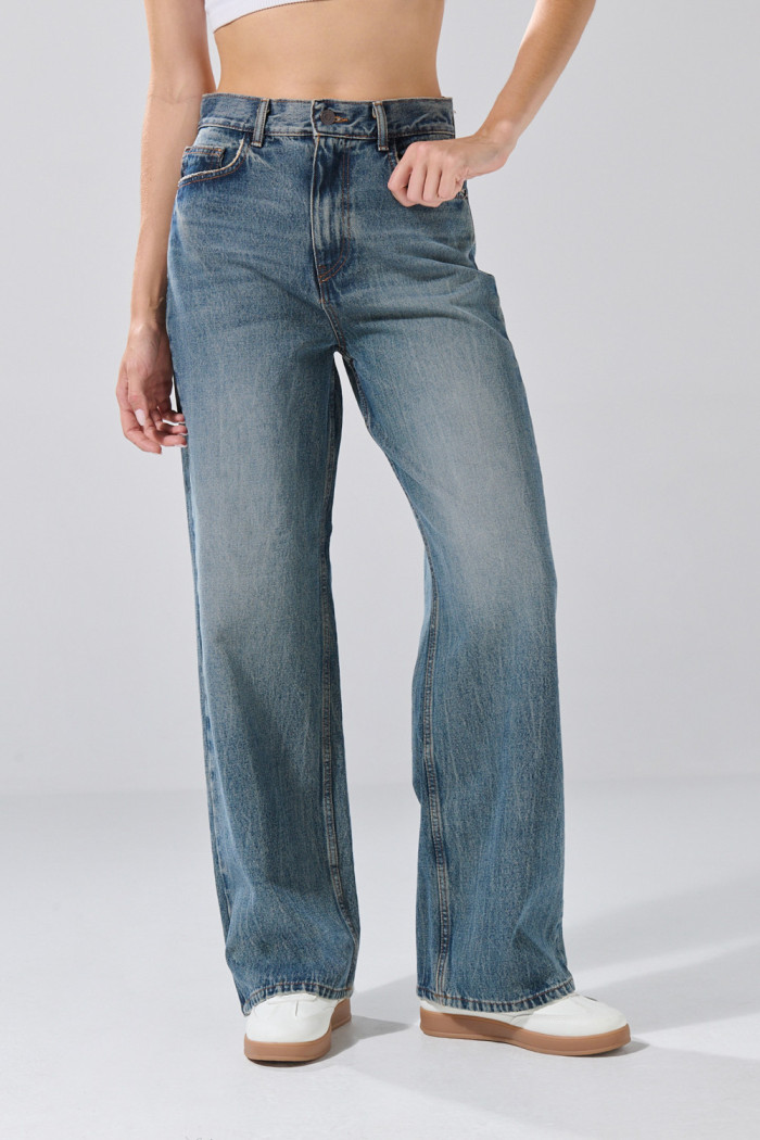 Jean baggy infaltables azul con bota ancha y tiro medio
