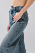 Jean baggy infaltables azul con bota ancha y tiro medio
