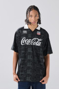 Camiseta negra con estampados de Coca-Cola y cuello polo
