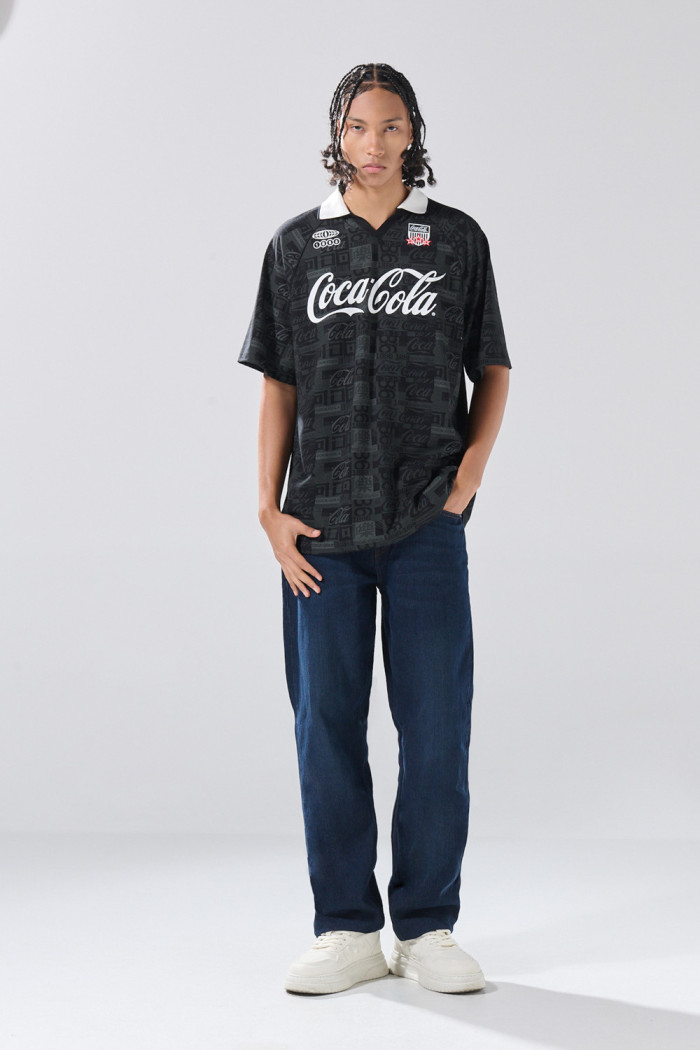 Camiseta negra con estampados de Coca-Cola y cuello polo
