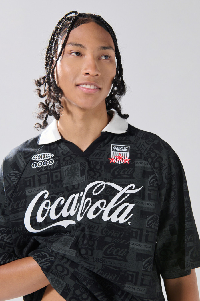 Camiseta negra con estampados de Coca-Cola y cuello polo
