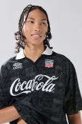 Camiseta negra con estampados de Coca-Cola y cuello polo
