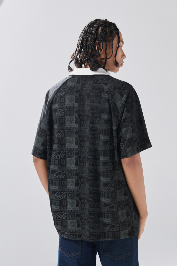 Camiseta negra con estampados de Coca-Cola y cuello polo
