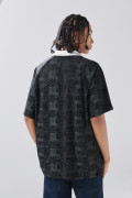 Camiseta negra con estampados de Coca-Cola y cuello polo
