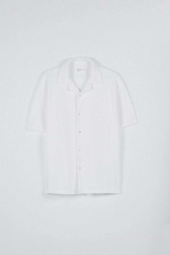 Camisa unicolor con botones en frente y cuello resort