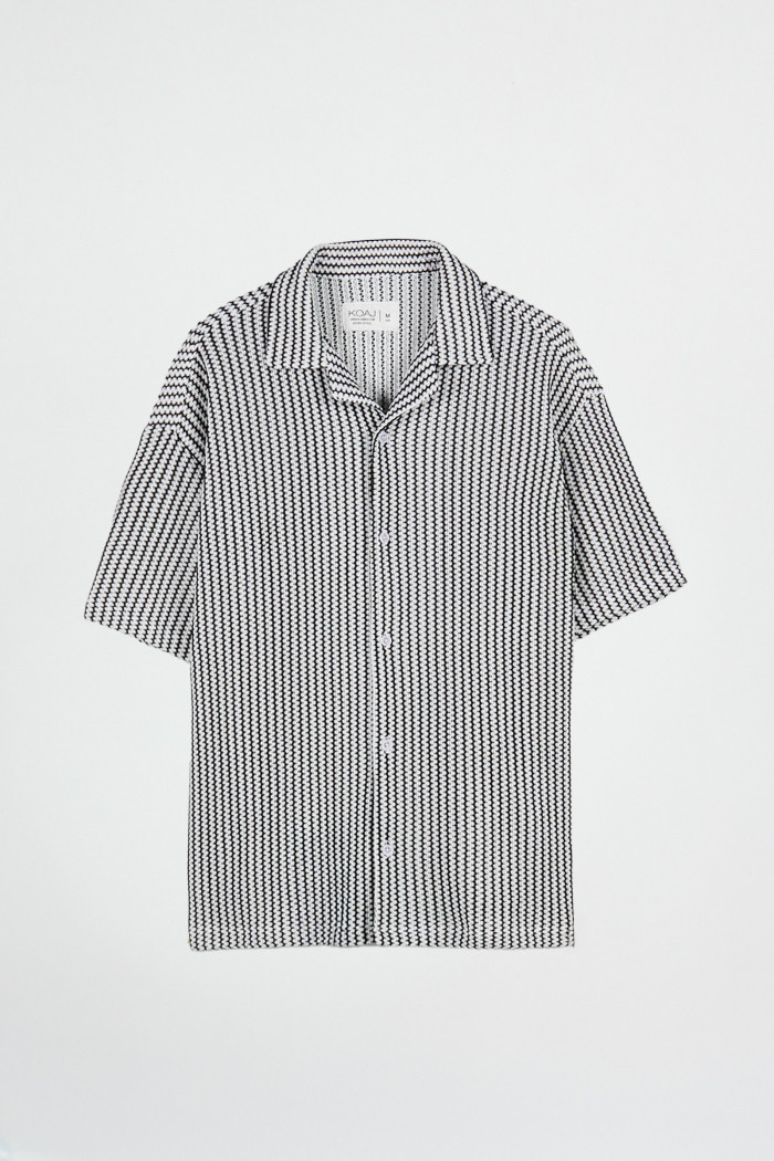 Camisa cuello resort blanca con rayas negras y botones
