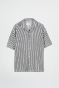 Camisa cuello resort blanca con rayas negras y botones