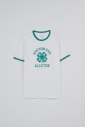 Camiseta crema college manga corta con contrastes verdes