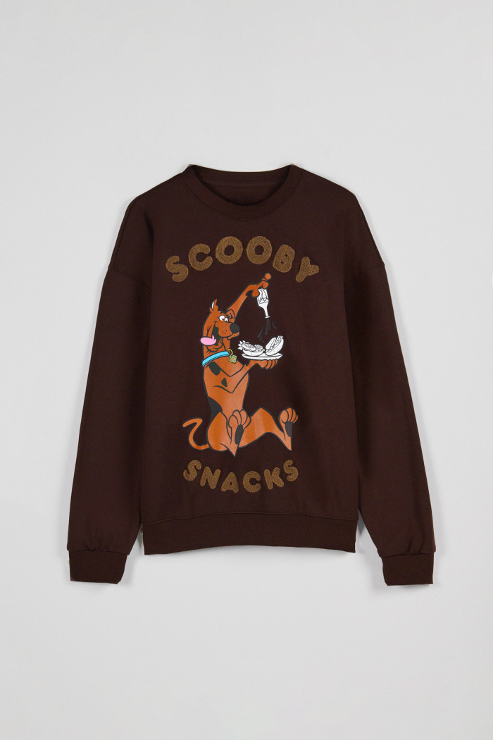 Buzo café oscuro cuello redondo oversize de Scooby-Doo