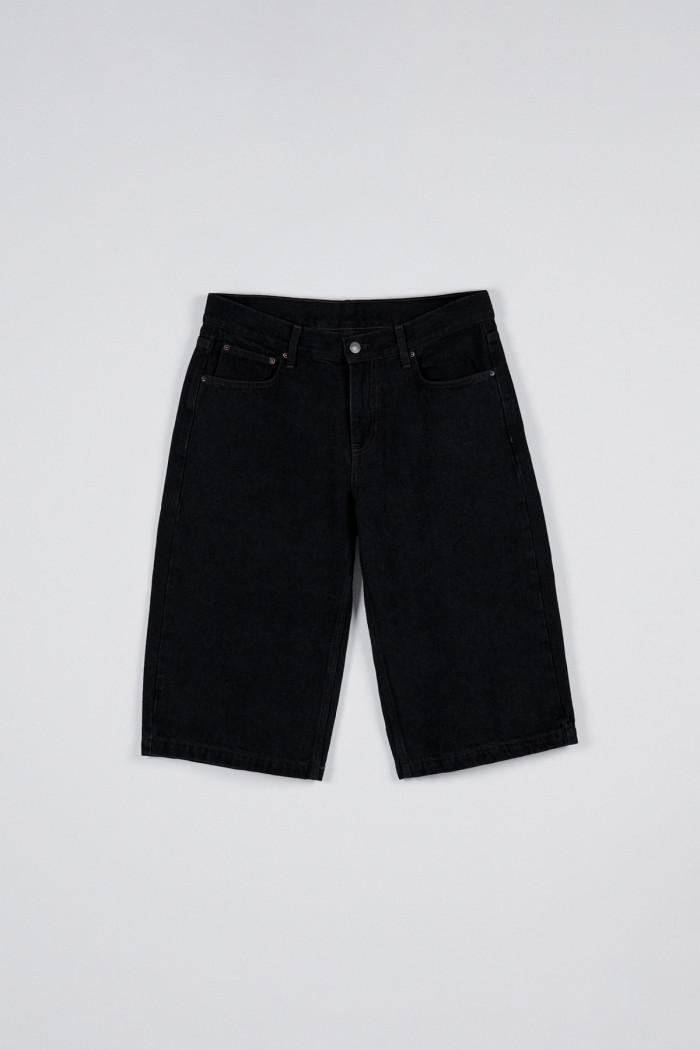 Bermuda de jean slim infaltables negra con tiro bajo
