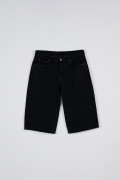 Bermuda de jean slim infaltables negra con tiro bajo
