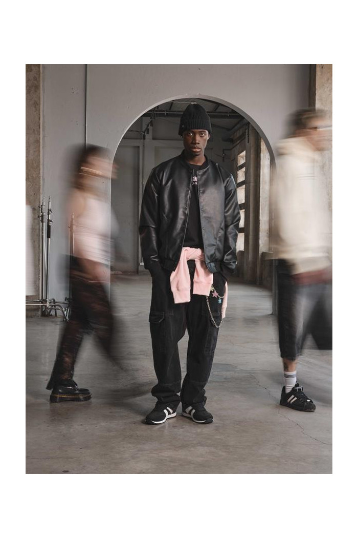 Chaqueta bomber negra de Verano Urbano con broches
