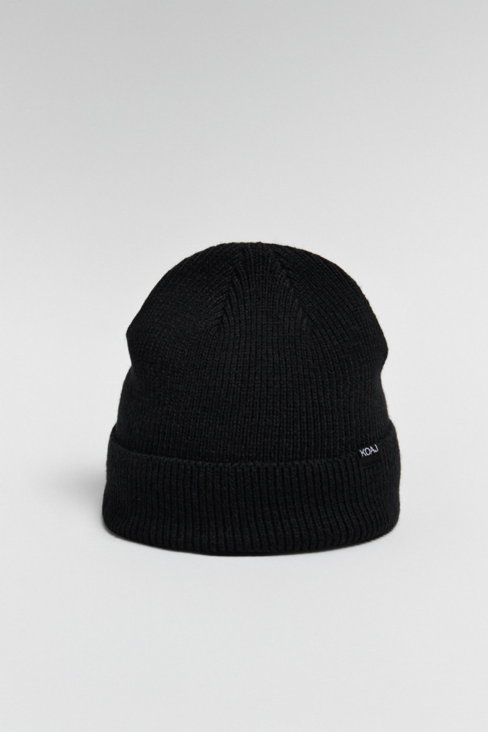 Gorro unicolor tejido con marquilla en frente y doblez

