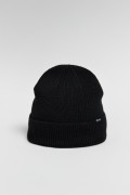Gorro unicolor tejido con marquilla en frente y doblez
