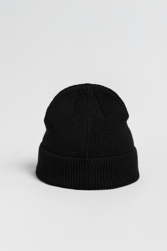 Gorro unicolor tejido con marquilla en frente y doblez
