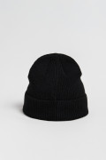 Gorro unicolor tejido con marquilla en frente y doblez
