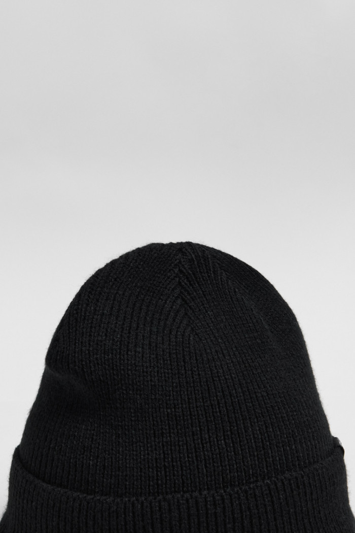 Gorro unicolor tejido con marquilla en frente y doblez
