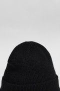 Gorro unicolor tejido con marquilla en frente y doblez
