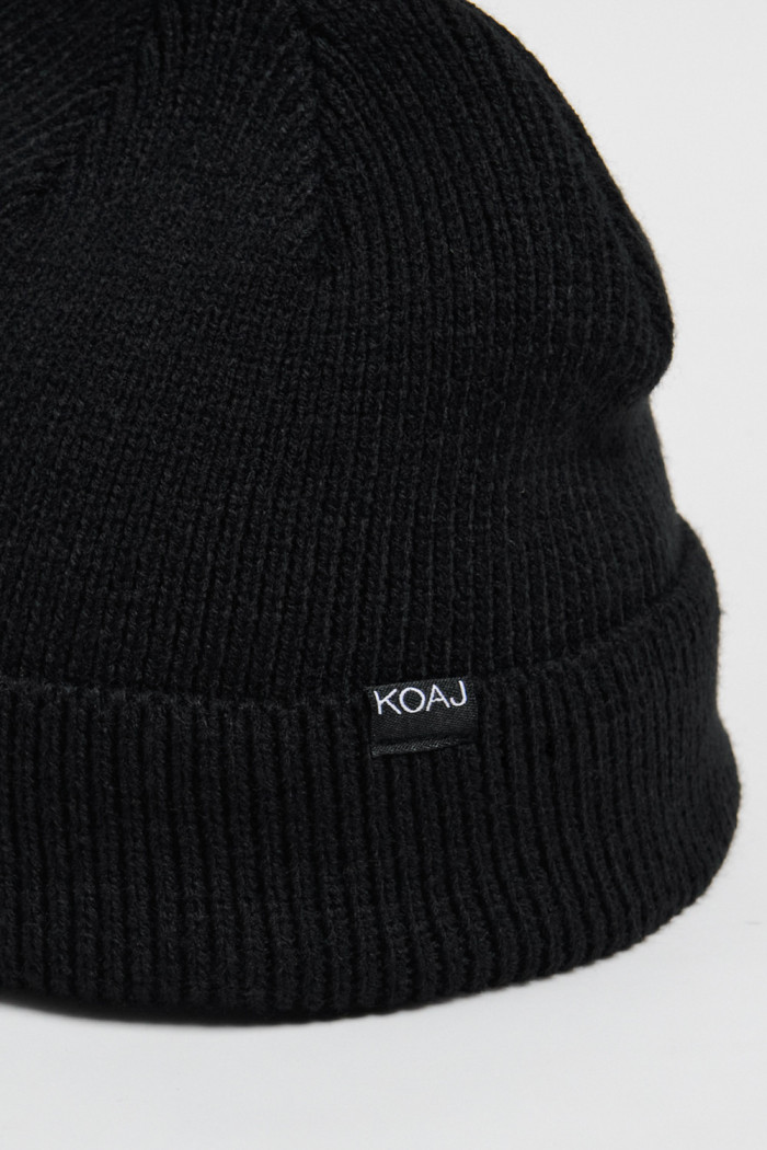 Gorro unicolor tejido con marquilla en frente y doblez
