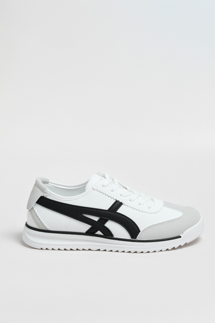 Tenis casuales cremas claros con diseños negros laterales

