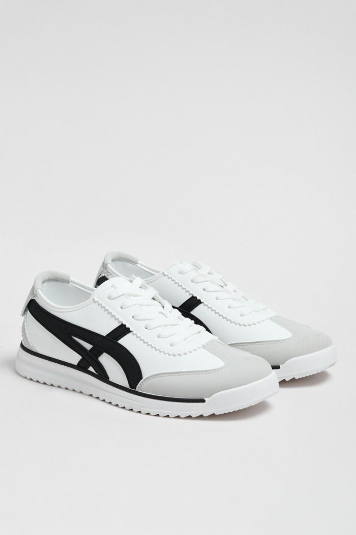 Tenis casuales cremas claros con diseños negros laterales
