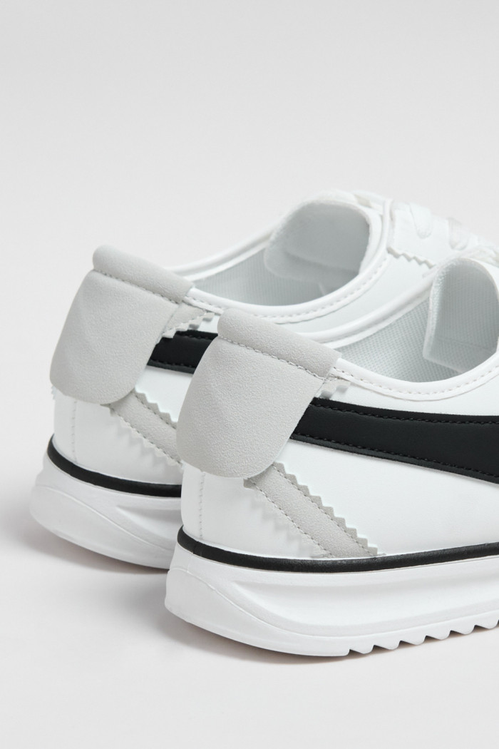 Tenis casuales cremas claros con diseños negros laterales
