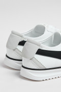 Tenis casuales cremas claros con diseños negros laterales
