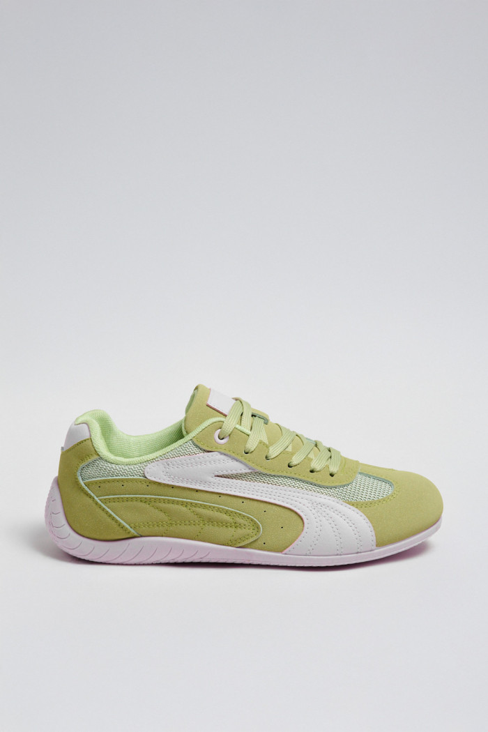 Tenis casuales verdes con diseños blancos y suelas planas
