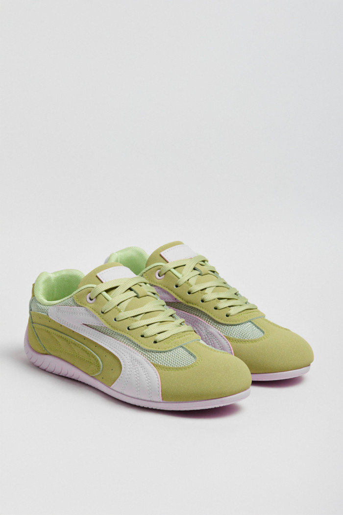 Tenis casuales verdes con diseños blancos y suelas planas
