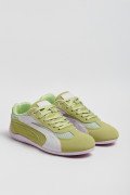 Tenis casuales verdes con diseños blancos y suelas planas
