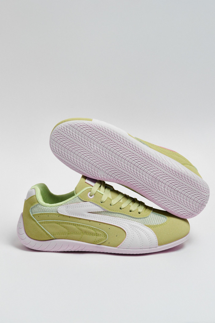 Tenis casuales verdes con diseños blancos y suelas planas
